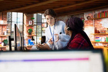 Çağrı merkezi müdürü, müşteri memnuniyetini değerlendirerek yeni şirket stajyerlik performansını değerlendiriyor. Müşteri hizmetleri müdürü gemide yeni çalışan teknik elemanını denetliyor.