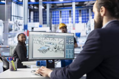 Fotovoltaik fabrikası mühendisi güneş paneli tasarımlarının simülasyonlarını ve performans testlerini gerçekleştirir. Çalışan maliyet azaltma ve verimlilik için mevcut güneş paneli ayarlarını geliştiriyor