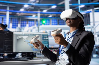 Fotovoltaik fabrikasındaki mühendis arızalı sistemleri teşhis etmek için sanal gerçeklik ekipmanları kullanıyor. Afrika-Amerika güneş panelleri dinlenme süresini azaltmak için VR kulaklık kullanan fabrika işçisi