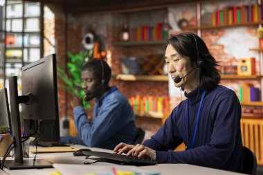 Çağrı merkezi ajanları adım adım müşterilere rehberlik etmek için işbirliği yapıyor, mikrofon ile konuşuyorlar. Müşteri desteği veren iş arkadaşları birlikte çalışır, müşterileri düzeltmeler üzerinden yürütür.