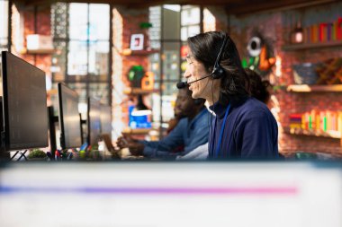 Çağrı Merkezi kıdemli ajanı müşteri etkileşimini geliştirmek ve soruşturmaları etkili bir şekilde çözmek için yapay zeka kullanır. AI iletişim teknolojileri kullanan deneyimli Asyalı müşteri hizmetleri çalışanı