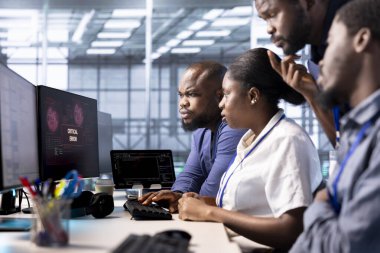 Mühendislerden oluşan bir ekip bilgisayar sunucu çiftliğinde güvenlik duvarını aşıp veri çalmak için bir araya geldi. Veri merkezinde iş arkadaşlarını korkutan kritik hata bildirimi