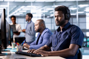 Veri merkezi çalışanı kulaklıkla şarkılar dinlerken programlama dillerini algoritmalar oluşturmak ve uygulamalar oluşturmak için kullanıyordu. Sunucu merkezi çalışanı müzik dinliyor, hata ayıklıyor ve kodu optimize ediyor