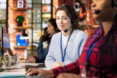 Neşeli çağrı merkezi müdürünün portresi şirket stajının performansını müşteri memnuniyetini yargılayarak değerlendiriyor. Müşteri hizmetleri müdürü gemide yeni bir işçiyi denetliyor.