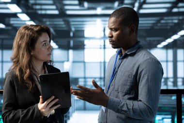 Veri merkezindeki bilgisayar bilimcileri tablet kullanıyor, ölçümleri analiz ediyor, depolama hacmini optimize ediyorlar. Cihazı kullanan, beyin fırtınası yapan, kusursuz operasyonlar sağlayan sunucu çiftliği çalışanları