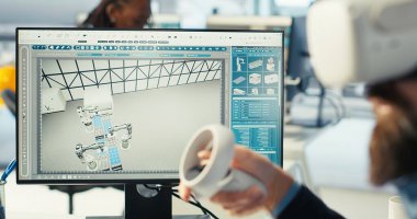 Photovoltaics tesisi VR gözlükleri kullanarak CAD yazılımında tesis katında çalışma planlaması yapıyor. Sanal gerçeklikte montaj hatları tasarlayan fabrika uzmanı üreten güneş panelleri, kapatın