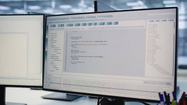 Veri merkezindeki bilgisayarlar rackmount 'a ev sahipliği yaparak hatalı işletim koşullarını sağlıyorlar. Veri merkezi cihazlarının enerji tüketimini izlemek için kullanılan masadaki PC monitörlerini kapat
