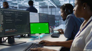 Veri merkezi programcısı, model tablet kullanıyor, şirket ağ altyapısını koruyor, kapatın. Sunucu merkezi çalışanı izole ekran aygıtı ile optimal sistem performansını sağlamakta, kamera A