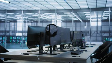 Şirket ağ altyapısını kontrol etmek için kullanılan veri merkezi çalışma alanındaki tableti kapat. En iyi sistem performansını sağlamak için kullanılan sunucu odasındaki aygıta kodlama yazılımına odaklan