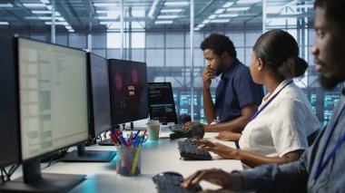 Bilgi işlem personeli veri merkezindeki bilgisayar ekranında kritik bir hata görüyor ve siber güvenlik ekibinden yardım istiyorlar. Sunucu merkezi çalışanları ağ ve kamera A 'yı etkileyen siber saldırıları ortadan kaldırmaya çalışıyor