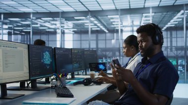 Sunucu odasındaki yönetici cep telefonu kullanıyor, en az dinlenme süresini sağladıktan sonra dinleniyor. Veri merkezi bilişim uzmanı akıllı telefondan mesaj atıyor, izleme performansına ara veriyor, kamera A