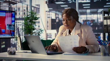 Siyahi kadın CEO iş büyümesi ve küresel kalkınma için stratejik planlama faaliyetleri, liderlik nitelikleri ve hedef yönelimini gösteriyor. Şirket başarısına adanmışlık. Kamera B.