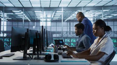 Yönetici sunucu odasına geliyor, felaket iyileştirme planları üzerinde çalışmaya başlıyor ve en az dinlenme süresini sağlıyor. Çalışan veri merkezine giriyor, iş vardiyasına başlıyor, performansı izliyor, kamera A