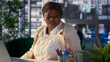 Afrika kökenli Amerikalı kadın lider iş yerinde baş ağrısı ile uykulu, ofiste aşırı yüklenmiş ve stresli hissediyor. Kadın yöneticiler anksiyete ve yorgunlukla uğraşır. Kamera A.