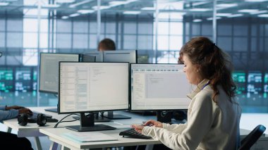 Veri merkezinde çalışan çoklu etnik grupları denetleyen yönetici duyuru yapıyor. Ekip lideri, sunucu teçhizatı üzerinden enerji tüketimini izleyen çalışanlarla tartışıyor, kamera A