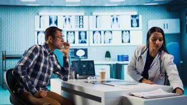 Hastaya ilaç ve vitamin sunan pratisyen hekimler, reçeteli hastalık tedavisine yardımcı oluyorlar. Bir adama ilaç ve ağrı kesici veren uzman bir sağlık görevlisi. Kamera B.