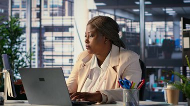 Yüksek makamlardaki küresel eğilimleri analiz eden hedef odaklı siyah CEO, genişleme ve yatırım fırsatları için bir sonraki adımları planlıyor. Yürütme gücü ve iş ahlakını vurgulamak. Kamera A.