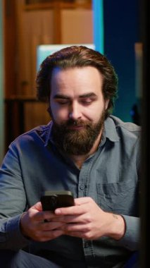 Dikey Videocu, kanepede oturmuş akıllı telefondan arkadaşına mesaj atıyor ve onu televizyon kanalında film izlemeye davet ediyor. Evde cep telefonuyla arkadaşla tartışan, TV programı öneren kişi