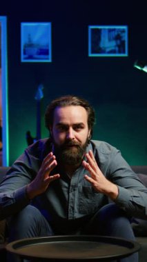 Dikey video, spor yayınlarını izlerken taraftarları öfkeden kudurdu. Yanlışlıkla takımları azarladı. Futbola bakarken TV ekranına yastık fırlatan kızgın adam, fırsatı kaçırdığı için azarlayan oyuncu.