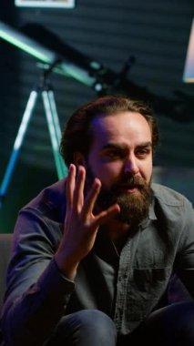 Dikey video, spor yayınlarını izlerken taraftarları öfkeden kudurdu. Yanlışlıkla takımları azarladı. Futbola bakarken TV ekranına yastık fırlatan kızgın adam, fırsatı kaçırdığı için azarlayan oyuncu.