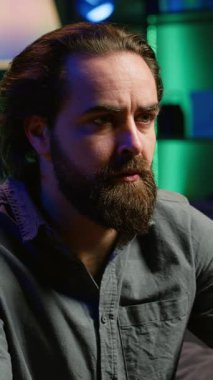 Şaşırmış yüz ifadesine sahip dikey videocu TV 'de ilgi çekici programlar izliyor ve patlamış mısır yiyor. Ekrana yakından bakan kişi, şüpheli gerilim filmi ve kamera izliyor.