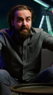 Dikey video, spor yayınını izleyen, takım hatasına haykıran, TV 'ye yastık fırlatan kızgın destekçi. Kızgın adam futbol maçını izlerken köpürüyor, çığlık atıyor, şans eseri ıskalıyor.