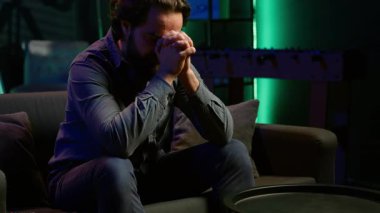 Canlı yayında spor maçı izleyen kızgın taraftarlar, takım performansına kızmış durumdalar. Kızgın adam futbol müsabakasına bakıyor, oyuncu ve kamera A 'nın kaçırdığı şansı görünce öfkelendi.