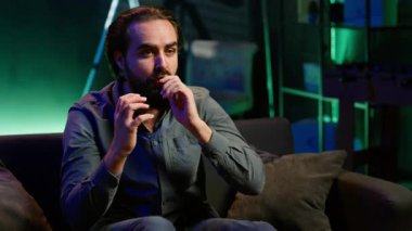 Destekçi canlı yayında spor maçı izliyor. Öfkeli bir takımın hatası yüzünden kanepede kuduruyor. Kızgın adam futbol müsabakalarına bakıyor bastırılmış duygularını açığa vuruyor, kamera A