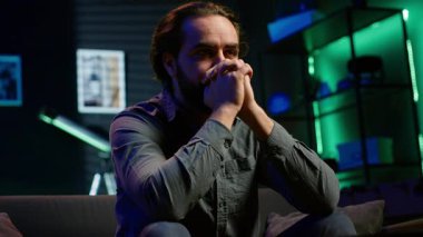 Canlı yayın sırasında mağlup oldukları için kendi takımına küfreden öfkeli destekçi kızgınlığını dile getirdi. Kızgın adam hayal kırıklığı içinde yastık fırlatıyor favori kulübün hata yaptığını görüyor, kamera A