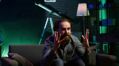 Spor yayınlarını izlerken, taraftarların öfkesinden kudurdu. Yanlışlıkla takımları azarladı. Kızgın adam TV ekranına yastık fırlatırken futbola bakıyor. Fırsatı kaçırdığı için azarlayan oyuncu, kamera A.