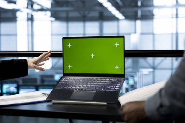 Veri merkezindeki ekip çalışması teknisyenleri, analitik inceleme, ekipman sağlığını incelemek için model defter kullanırlar. İzole ekran dizüstü bilgisayar kullanan sunucu odası bilişim uzmanları, sistem parametreleri ayarlanıyor, kapatın