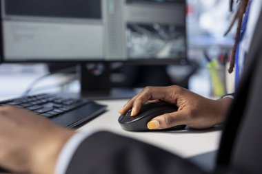 PC 'yi üretim akışını optimize etmek için kullanan fotovoltaik fabrikası mühendisi. Yenilenebilir enerji güneş panellerini kapatın. Üretim sürecini izlemek için çalışan izleme yazılımı yerleştirin.