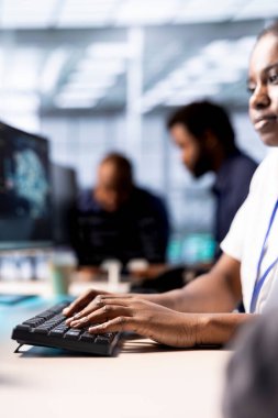 Sunucu odasındaki programcı, yeni başlayan işyerlerindeki verimliliği arttırmak için yapay zeka teknolojisini kullanıyor. Yapay zekayı uygulayan veri merkezi çalışanı öngörücü analitik çözümler üretti