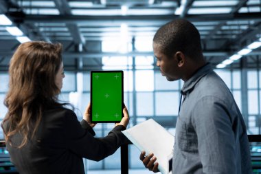 Enerji kullanımını ayarlamak için izole ekran tableti kullanan veri merkezi yöneticileri. Sunucu merkezi çalışanları UPS ayarlarını denetlemek için kroma anahtar aygıtı kullanıyor, ekipman bakımını yapıyor