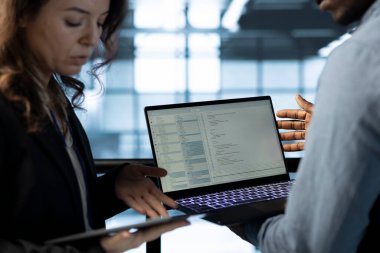 Veri merkezindeki yazılım geliştiricileri enerji kullanımını ayarlamak için dizüstü bilgisayar kullanıyorlar. Sunucu odası bilgi işlem uzmanları dizüstü bilgisayarlar üzerinde bakım yapıyor.