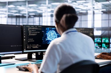 Sunucu merkezi bilişim uzmanı karmaşık hesaplama görevleri sırasında veri girdisini hızlandırmak için yapay zeka sistemleri kullanıyor. Veri merkezindeki Afrikalı Amerikalı kadın yapay zeka paralel işlem teknolojisi kullanıyor.