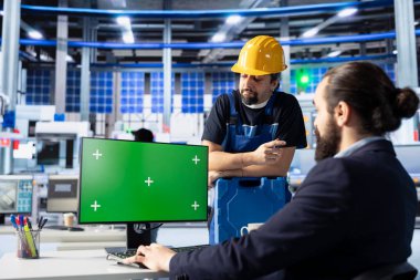 Photovoltaics mühendislik ekibi güneş panelleri montaj süreçlerini geliştirmek için yeşil ekran PC kullanıyor. İş arkadaşları belirli güneş pilleri üretimi için ekipmanları ayarlamak için krom anahtar bilgisayar kullanırlar