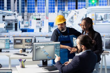 Güneş panelleri bitki mühendisliği ekibi performans verilerini analiz ediyor ve verimliliği optimize ediyor. Takım çalışması fotovoltaik fabrikası çalışanları yenilikçi güneş pilleri tasarımı prototipi üzerinde çalışıyorlar