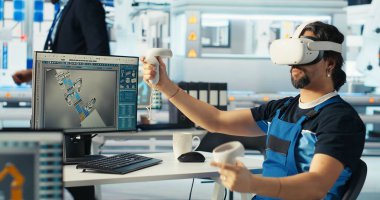 Fotovoltaik fabrika teknisyeni sistem parametrelerini ayarlamak için VR kulaklık kullanıyor, güç üretimini maksimuma çıkarıyor. Sanal gerçeklik teknolojisi kullanan adam, güneş paneli santralindeki enerji kaynağını optimize ediyor, kamera B