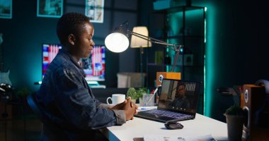 Proje ilerlemesi hakkında geri bildirim almak için internet video çağrısını kullanan uzaktan çalışan bir yönetici. Merkez ofisteki tele-işçi telekonferans toplantısı lideri B kamerasından yardım istiyor.