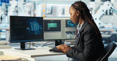 Fotovoltaik fabrikası programcısı yapay zeka kullanarak verileri analiz ediyor, sistem ölçümlerini gözden geçiriyor. Güneş panelleri, yapay zeka teknolojisi, kamera B kullanılarak teknik sorun giderme teknisyenleri