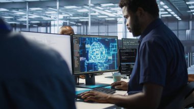 Veri merkezindeki Afrikalı Amerikalı işçiler gelişmiş yapay zeka güdümlü onarım sistemleri uyguluyorlar. Makine, donanım arızalarını tespit etmek için yapay zeka kullanıyor.