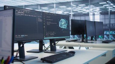 Yapay zeka iş yüklerinin veri işleme gereksinimleri için kullanılan sunucu merkezindeki bilgisayar ekranlarındaki kodların kapatılması ve sinirsel ağ öğrenme teknolojisi, kamyonculuk sağ vuruşu