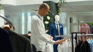 Butik müşterilerine yardım etmek için perakende sektöründe çalışan, kişiselleştirilmiş müşteri hizmetleri sunan ve moda bir mağazada stil rehberliği yapan moda uzmanı. Endüstride moda gösterisi. Kamera A.