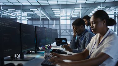 Yorgun veri merkezi mühendisi esniyor, şirket ağ altyapısını korurken uykusuzluk çekiyor. Sıkılmış sunucu merkezi çalışanı yorgun hissediyor, uyanık kalmaya çalışıyor, kamera A