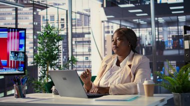 Afrikalı Amerikalı CEO, bir iş projesi için yapay zeka fütüristik arayüzü kullanan bir hologram yansımasının veri analizlerini inceliyor. Yönetmen yüksek teknoloji çizimleri kullanır. Kamera B.