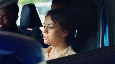 Kadın araba alıyor, test sürüşü yapıyor, direksiyonun rahat olup olmadığını değerlendiriyor, olası bir gecikmeye dikkat ediyor. Arabadaki müşteriler otomobillerin tepkisini görmek için araba kullanıyor. Kamera A: