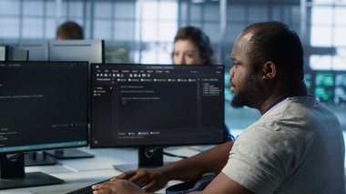 Sunucu odasındaki kötü yönetim programında gelişmiş ekipmanlar var. Grip kapmış ve hasta hissediyorlar. Veri merkezi raflarını onarmak için bilgisayar üzerinde kod yazarken öksürük ve soğuk algınlığı çeken geliştirici, kamera A