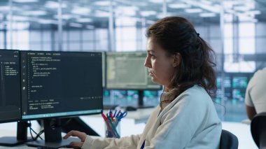 Makine öğrenme eğitimi için kullanılan yapay zeka veri merkezinde gülümseyen teknisyen programının portresi. Yapay zeka teknolojisini geliştirmek için kod yazan neşeli bilişim uzmanı, kamera A