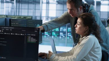 Sunucu çiftliğindeki bilişim teknisyenleri veri depolama ekipmanlarını onarmak için beyin fırtınası yapıyorlar. Veri merkezinde çalışan meslektaşlar, hesaplama işlemleri yapan platformları, kamera A 'yı nasıl onaracaklarını tartışıyorlar.